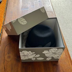 Vintage style hat with hat box